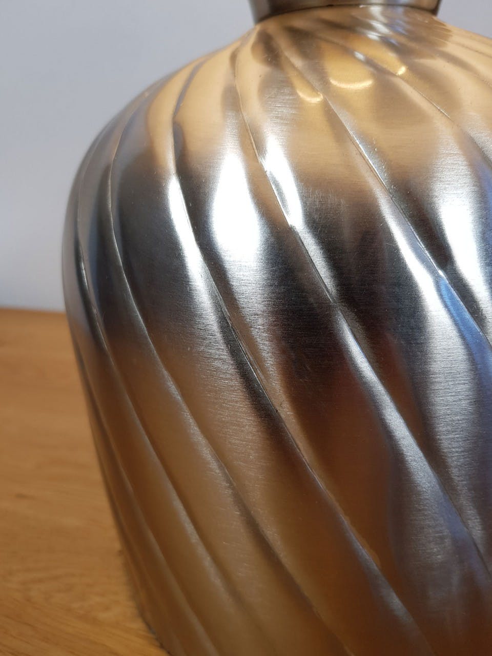 Dekorative Tischlampe aus strukturiertem Metall